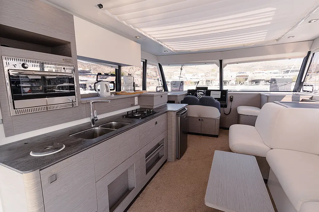 Fountaine Pajot MY4.S - kitchen