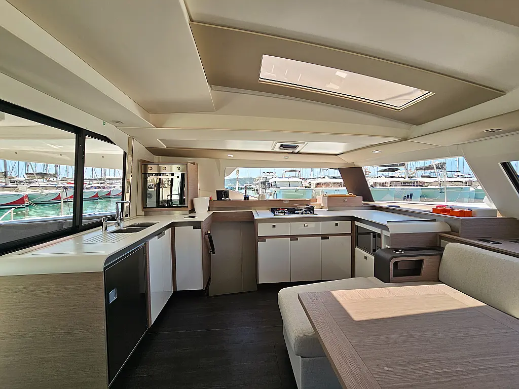 Fountaine Pajot Elba 45 - kitchen