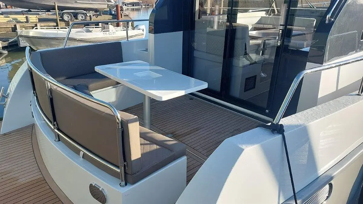 Maxima 37 - exterior2