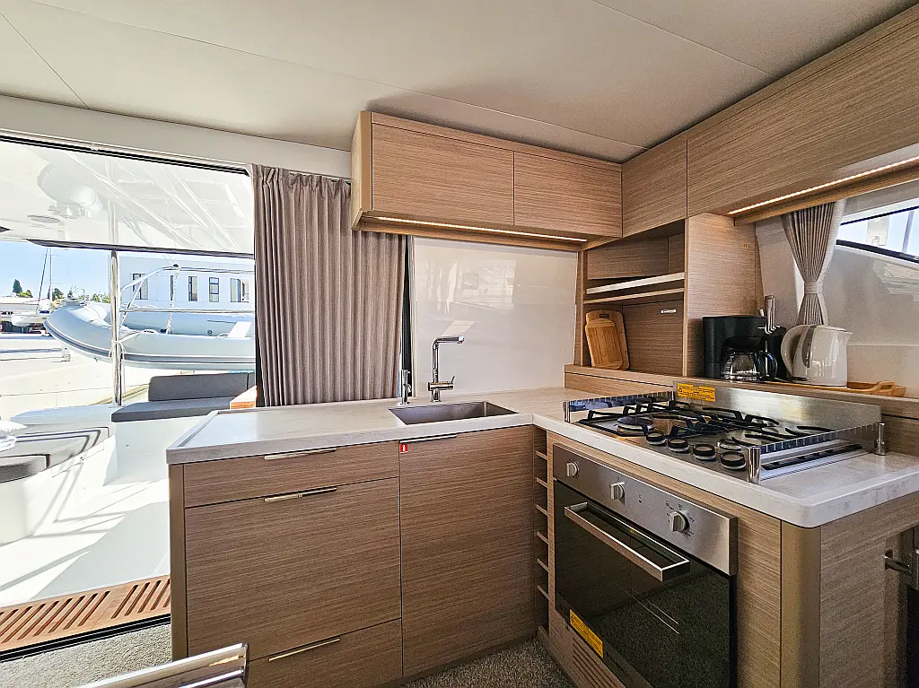 Lagoon 51 Fly - kitchen2