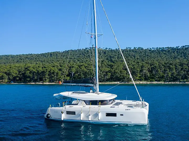 Lagoon 42 - OLYNTHA  - External image
